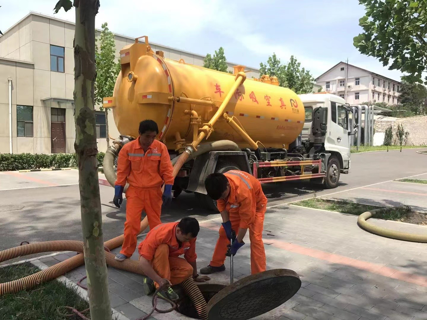 绍兴化粪池清理与5-8吨吸粪车施工效率分析
